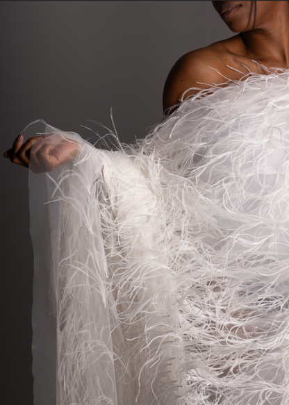 Tela tul de plumas blanca aplicada en prenda mostrando volumen y caída