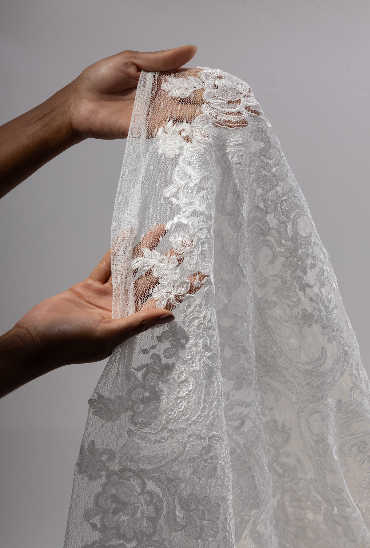 Modelo con tul plumetí bordado en estilismo nupcial elegante