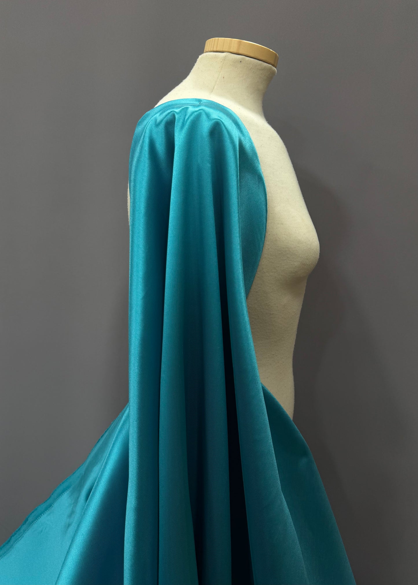 maniquí con mikado liso color textura volumen y caída