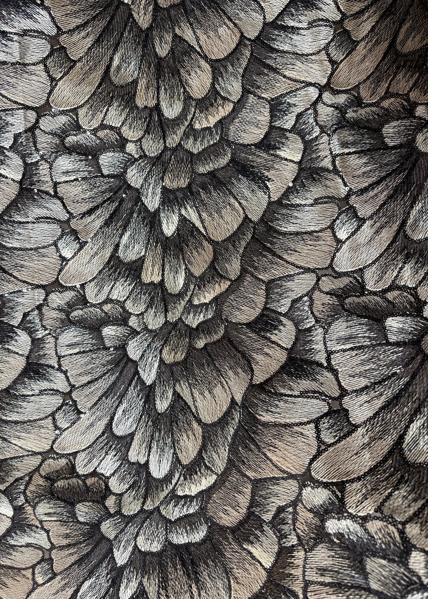 Textura de tul transparente bordado con flores grandes negras y doradas