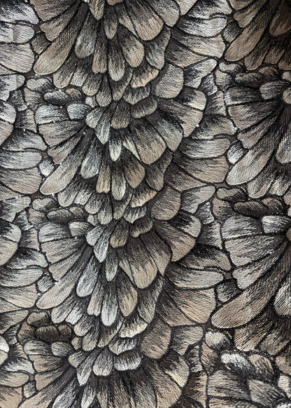 Textura de tul transparente bordado con flores grandes negras y doradas
