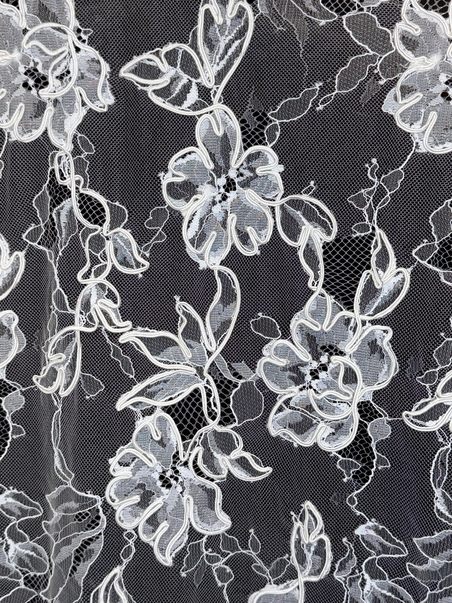 patrón floral rebrode sobre tul transparente