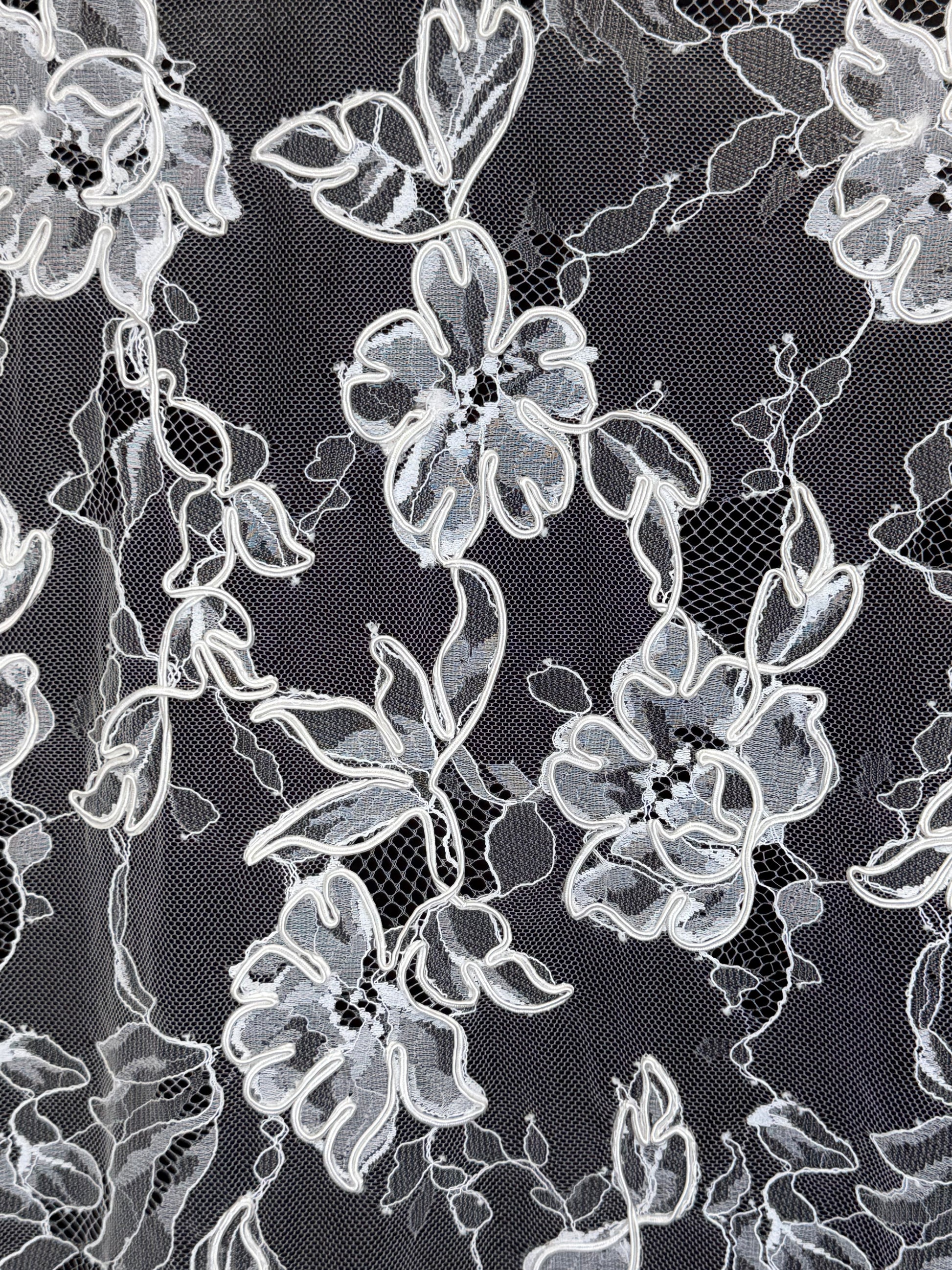 patrón floral rebrode sobre tul transparente