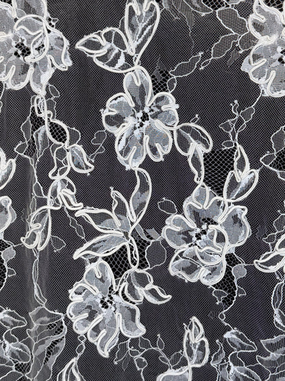 patrón floral rebrode sobre tul transparente